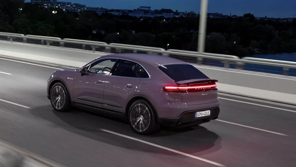 ثورة صامتة: كيف سيطرت الهجينة والكهربائية على سوق السيارات